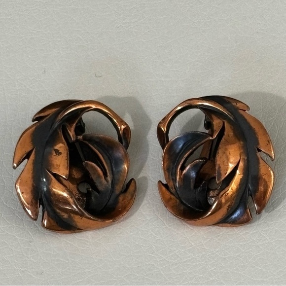 Vintage copper tone brooch and Avon clip on earrings - Picture 6 of 9